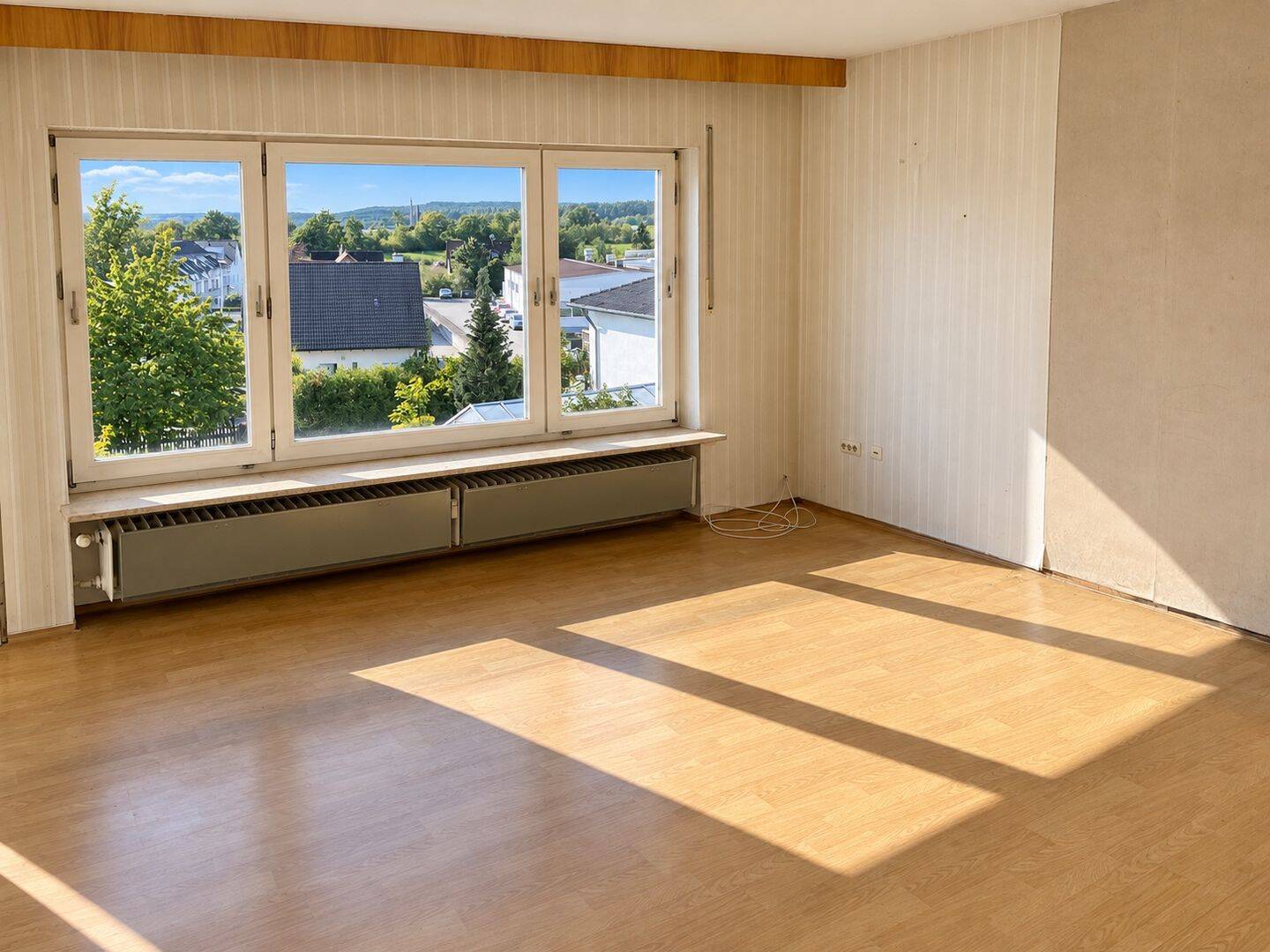 Großzügige 4-Zimmer-Erdgeschosswohnung mit Balkon, Garage und schönem Blick zum Rothenberg, 91220 Schnaittach