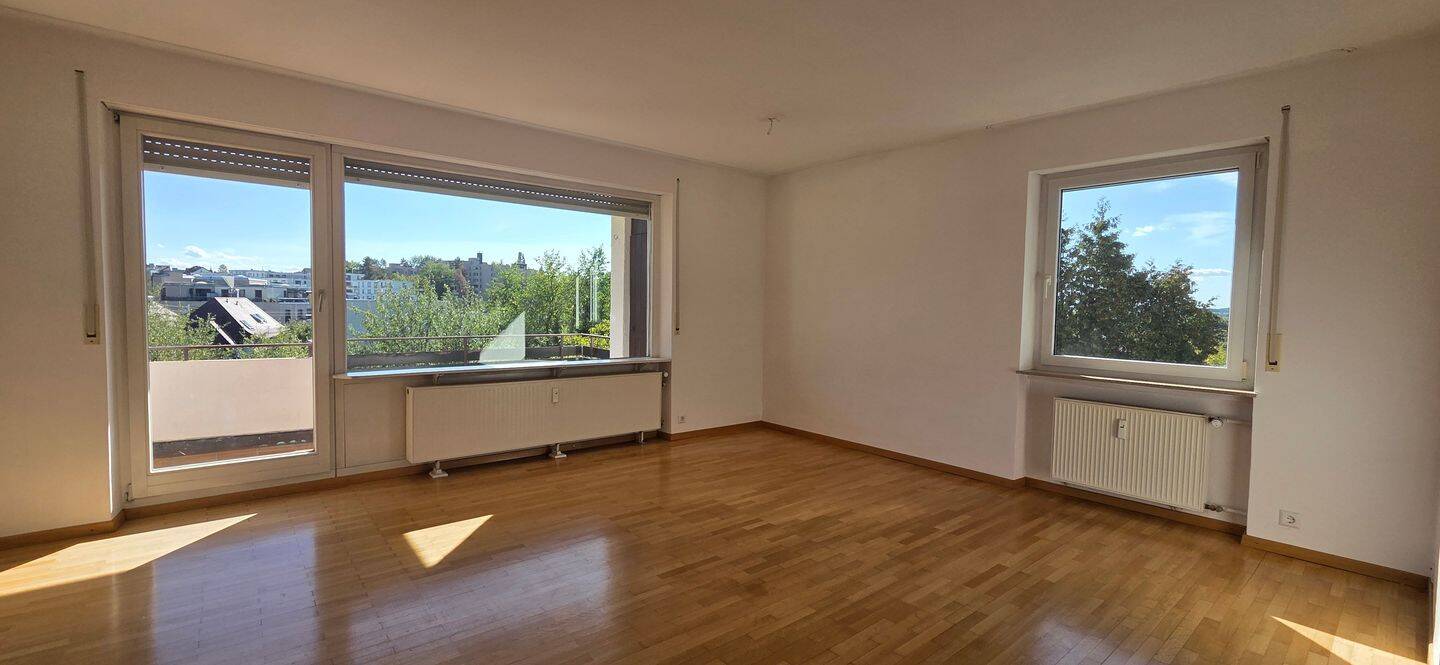 Aussichtlage – 3,5 Zimmer in Backnang, zwei Balkone, Einbauküche, zentrale Lage, hell und großzügig, 71522 Backnang