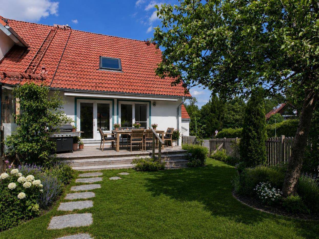Charmantes Eckhaus mit drei Wohneinheiten und sonnigem Grundstück, 82284 Grafrath