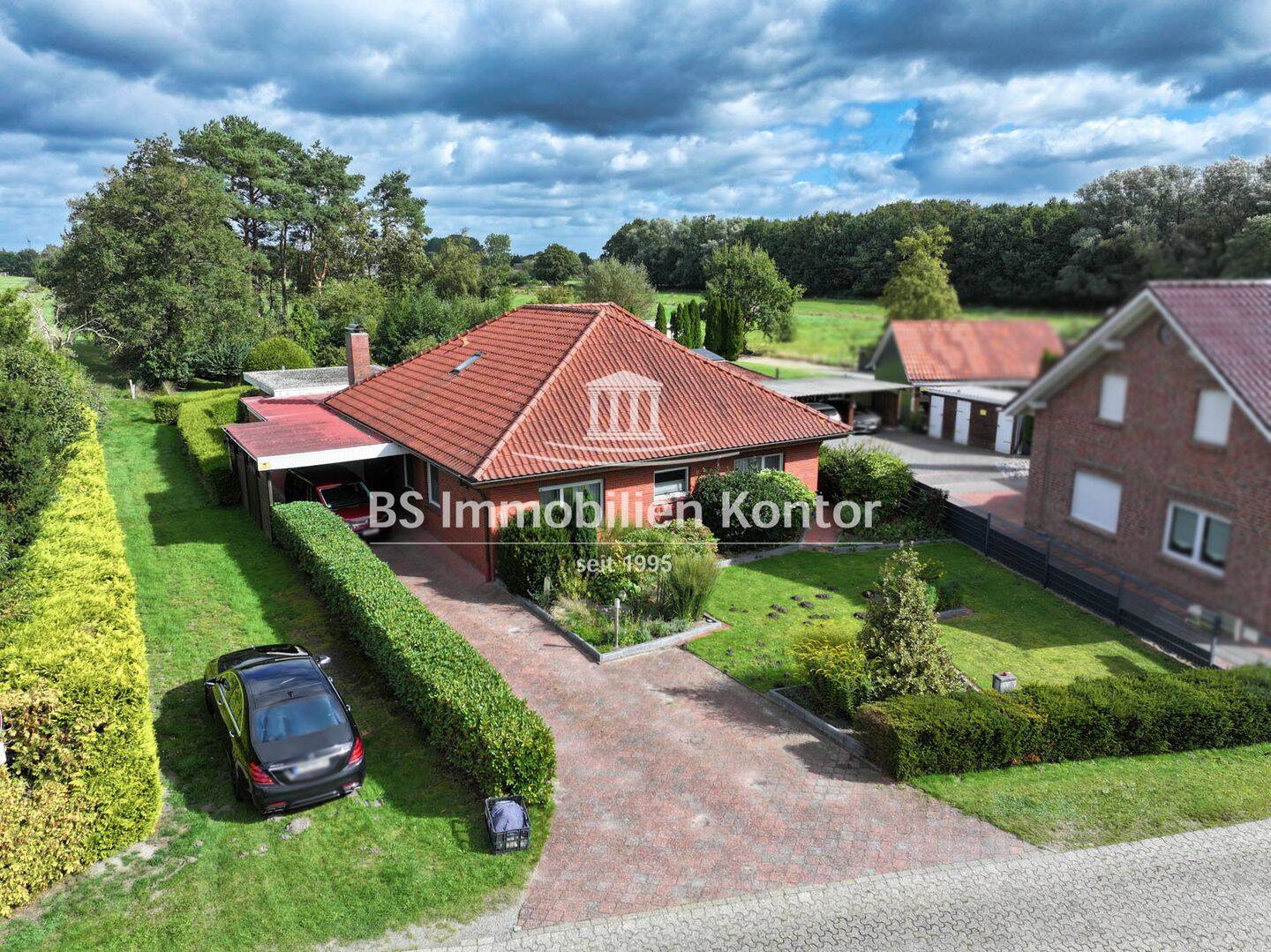 Winkelbungalow mit traumhafter Gartenanlage, Garage und Nebengebäude in idyllischer Kanallage!, 26802 Moormerland