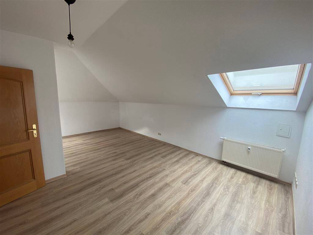 sehr zentrale 3 Zimmer-Dachgeschoss-Whg.* hell* Laminat* innenl. Küche* Bad mit Wanne*, 4109 Leipzig (Zentrum Zentrum-Nord Zentrum-West)