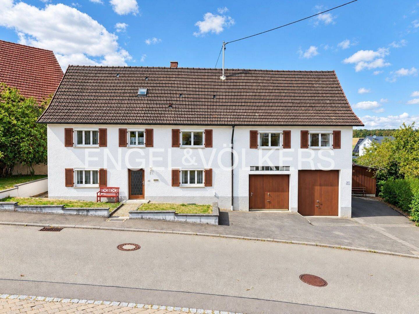 Großzügiges Wohnhaus mit Garten, zahlreichen Garagen und vielseitigen Nutzungsmöglichkeiten, 72358 Dormettingen
