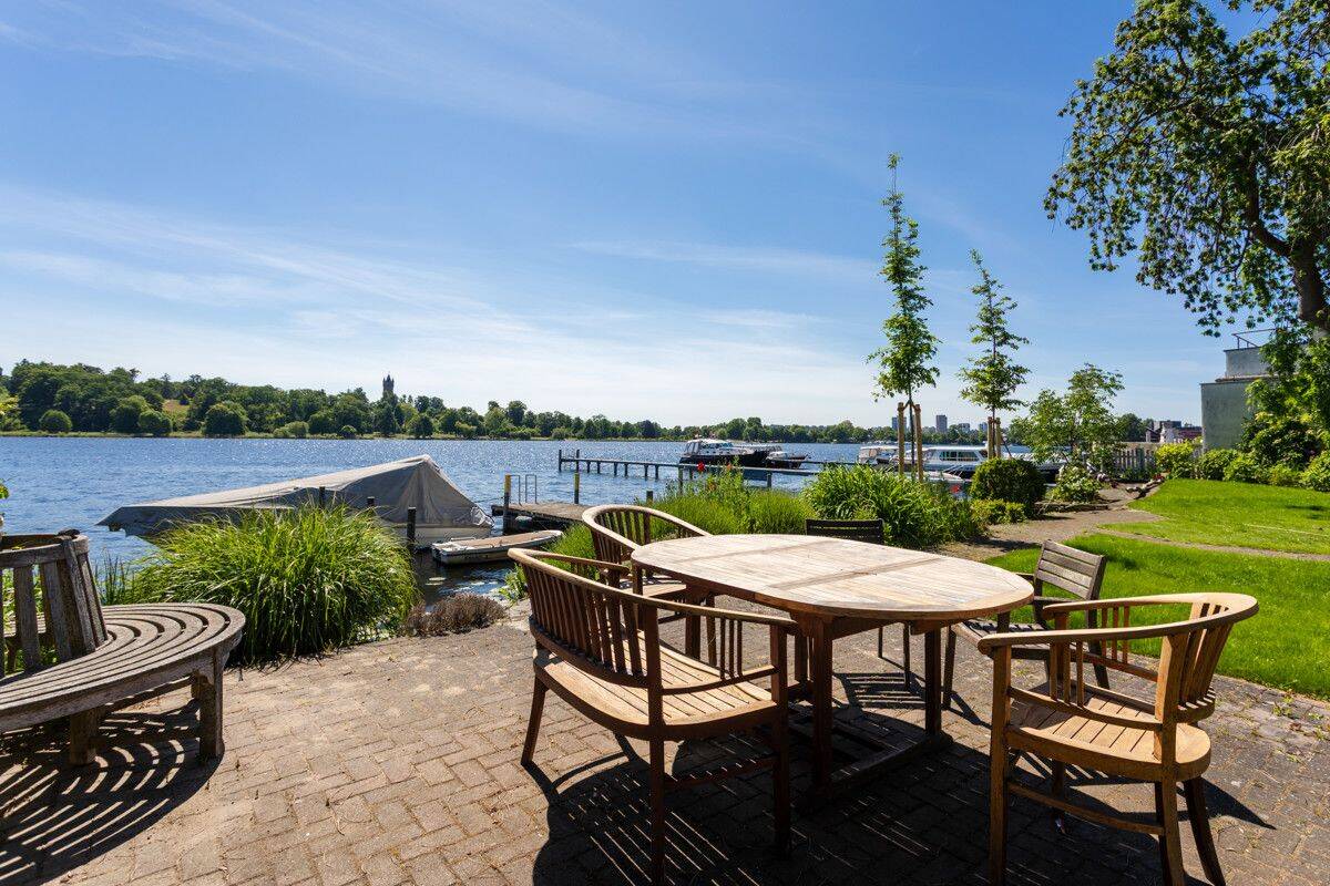 A rare waterfront retreat with a private boat mooring, 14467 Potsdam (Berliner Vorstadt Brandenburger Vorstadt Nördliche Innenstadt)