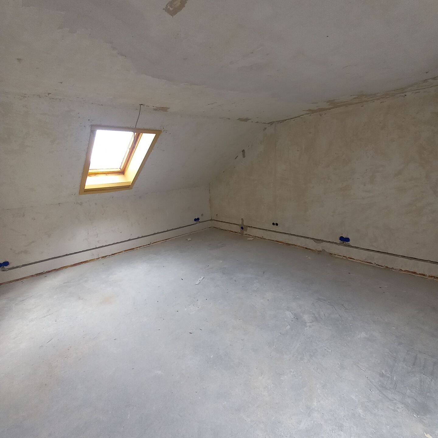 3-Zimmer-Dachgeschoss-Wohnung in ruhiger Lage, 81825 München (Berg am Laim Trudering-Riem)