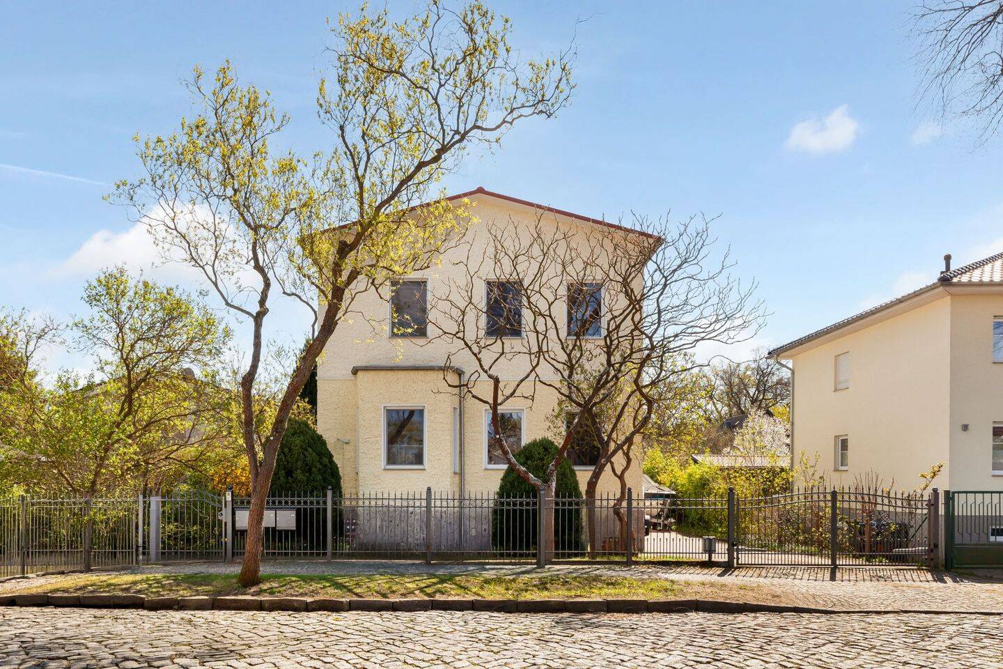 Familienidylle im Grünen: Mehrgenerationenhaus mit 2 Einliegerwohnungen auf weitläufigem Grundstück, 12623 Berlin (Marzahn-Hellersdorf Kaulsdorf Mahlsdorf)