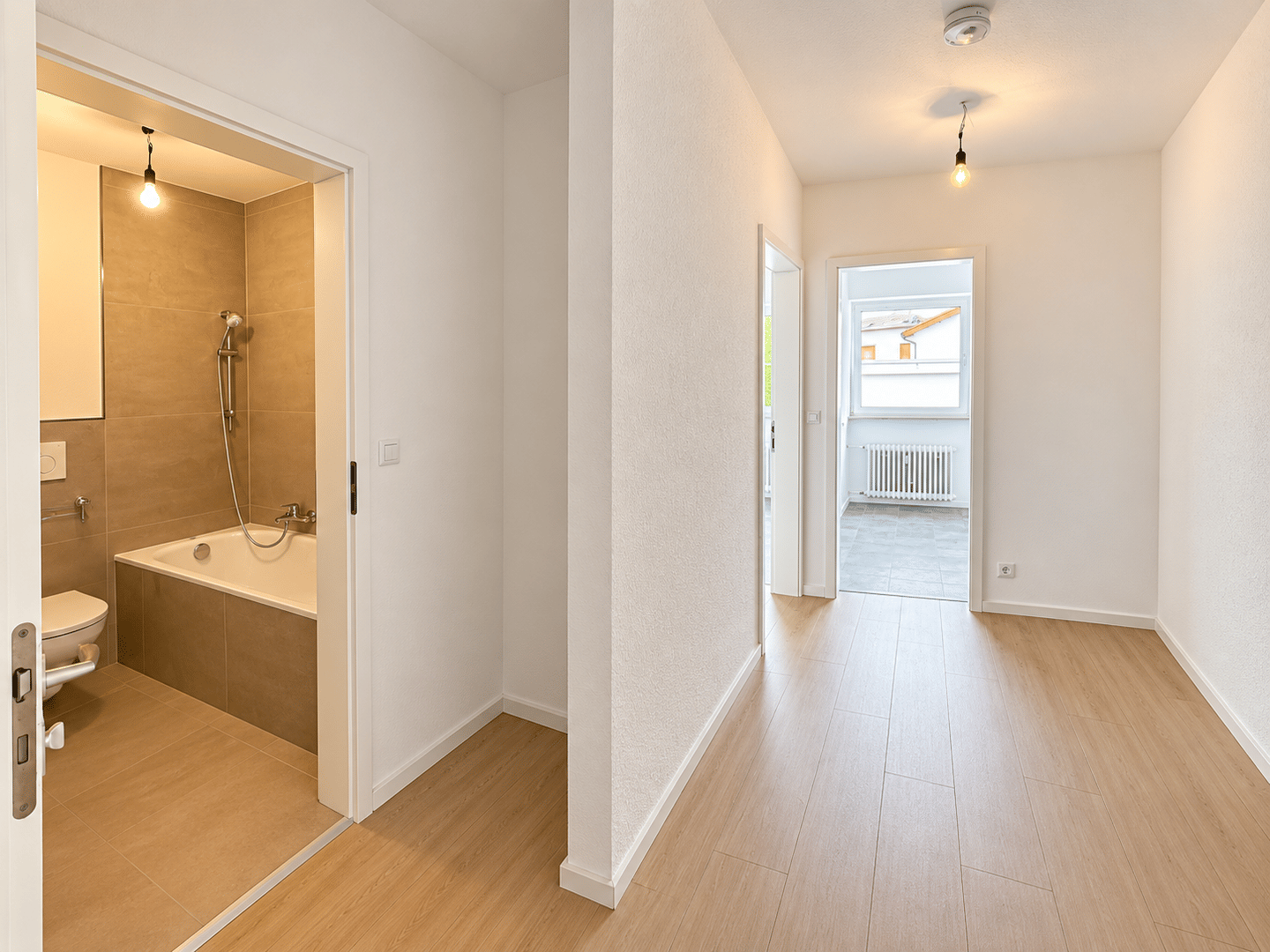 Hermann Immobilien: Helle 2-Zimmer-Wohnung mit Balkon & Duplex-Stellplatz – modern renoviert, 60386 Frankfurt am Main (Bornheim Fechenheim Riederwald Seckbach)