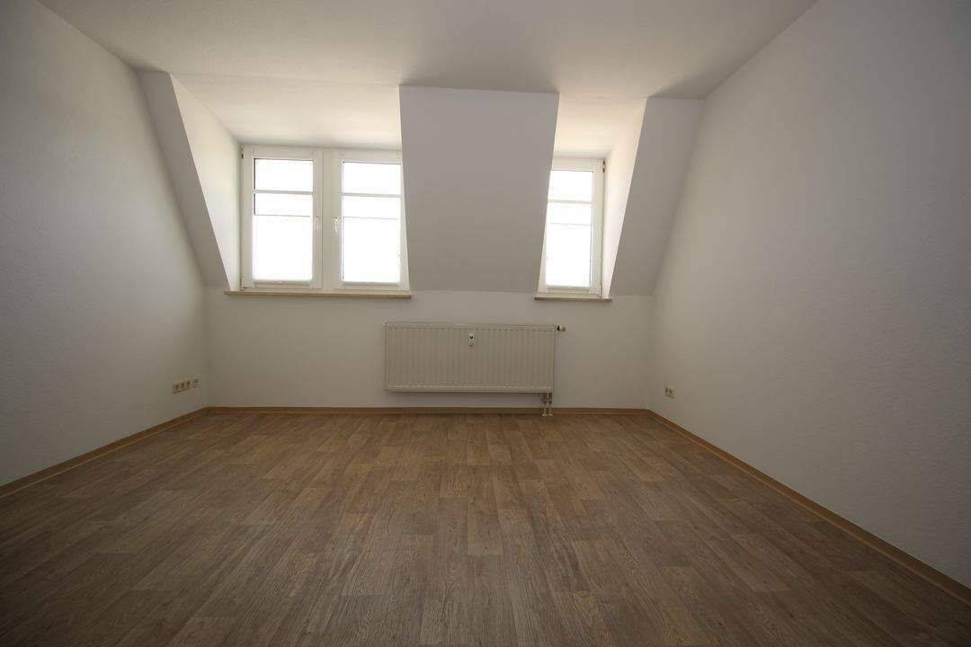 RENOVIERT! **Gemütliche 2-Zimmer-Dachgeschosswohnung mit großem Badezimmer zu vermieten**, 8525 Plauen