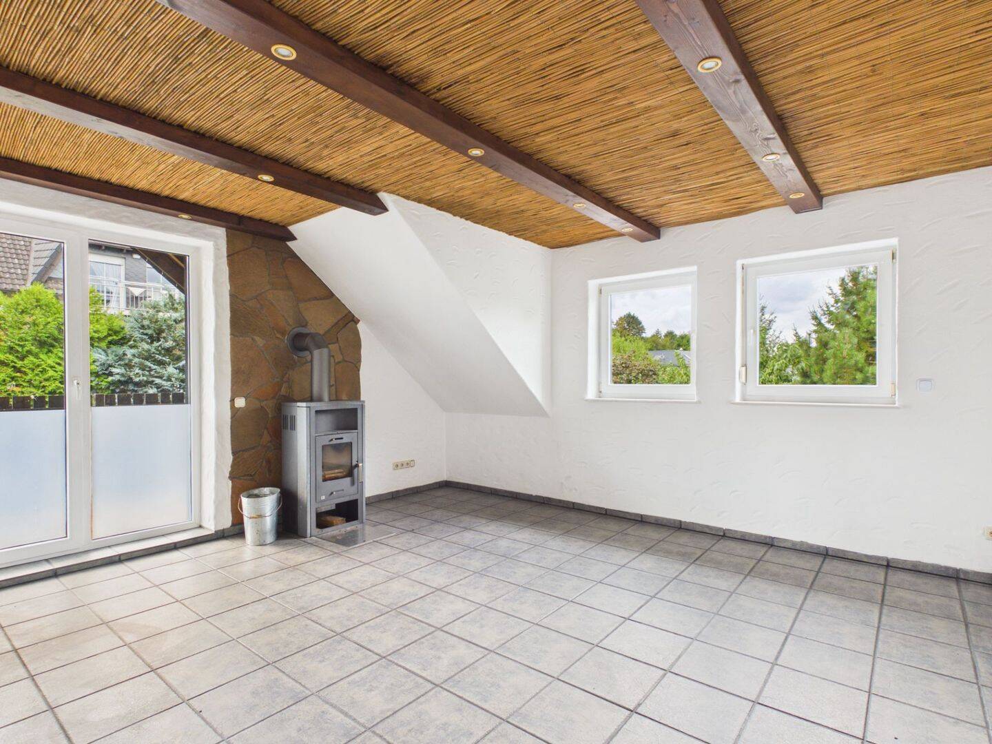 Selbst nutzen oder vermieten – Lichtdurchflutete Dachgeschosswohnung  in Herscheid, 58849 Herscheid