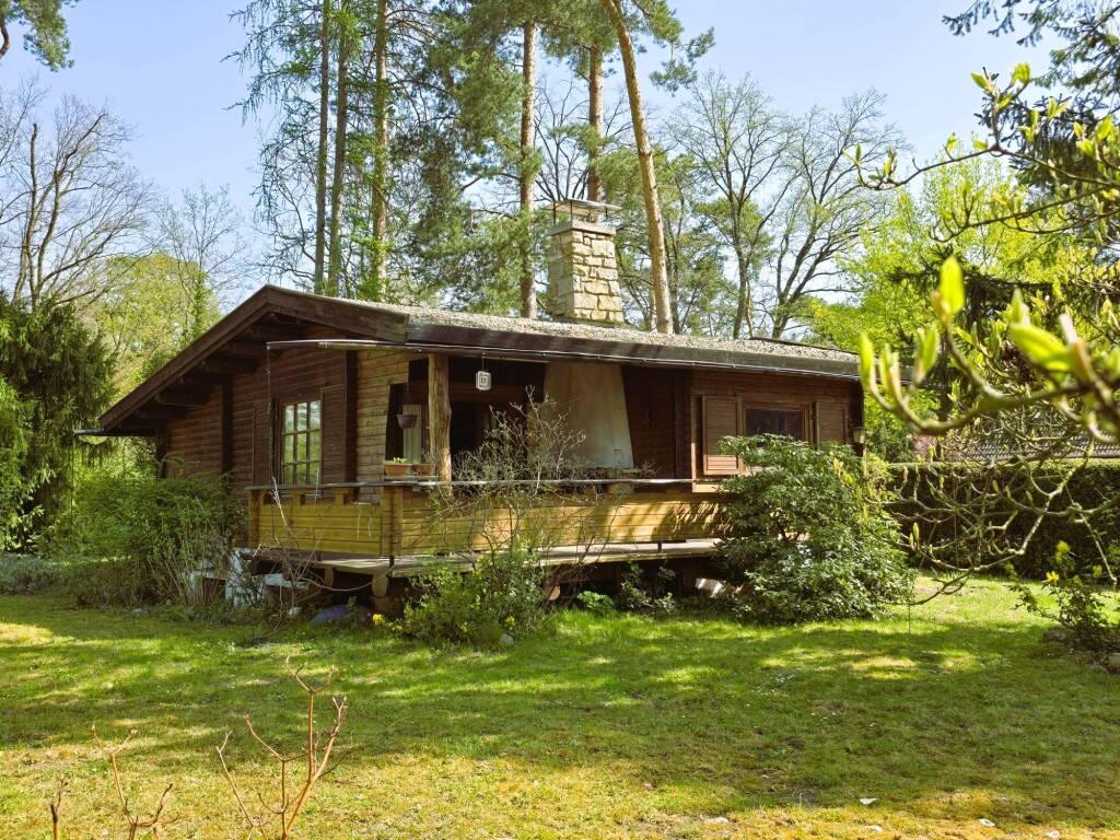 Ökologisches Wohnen im Holzblockhaus Typ Schweizer Chalet auf 953 m² Grundstück am Grünzug, 14089 Berlin (Spandau Gatow Kladow Kolonie Windmühlenberg)