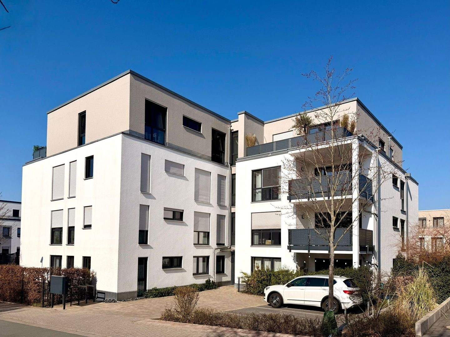Hermann Immobilien:  Hochwertige 3-Zimmer-Wohnung mit traumhaftem Westbalkon, EBK & Aufzug, 61184 Karben