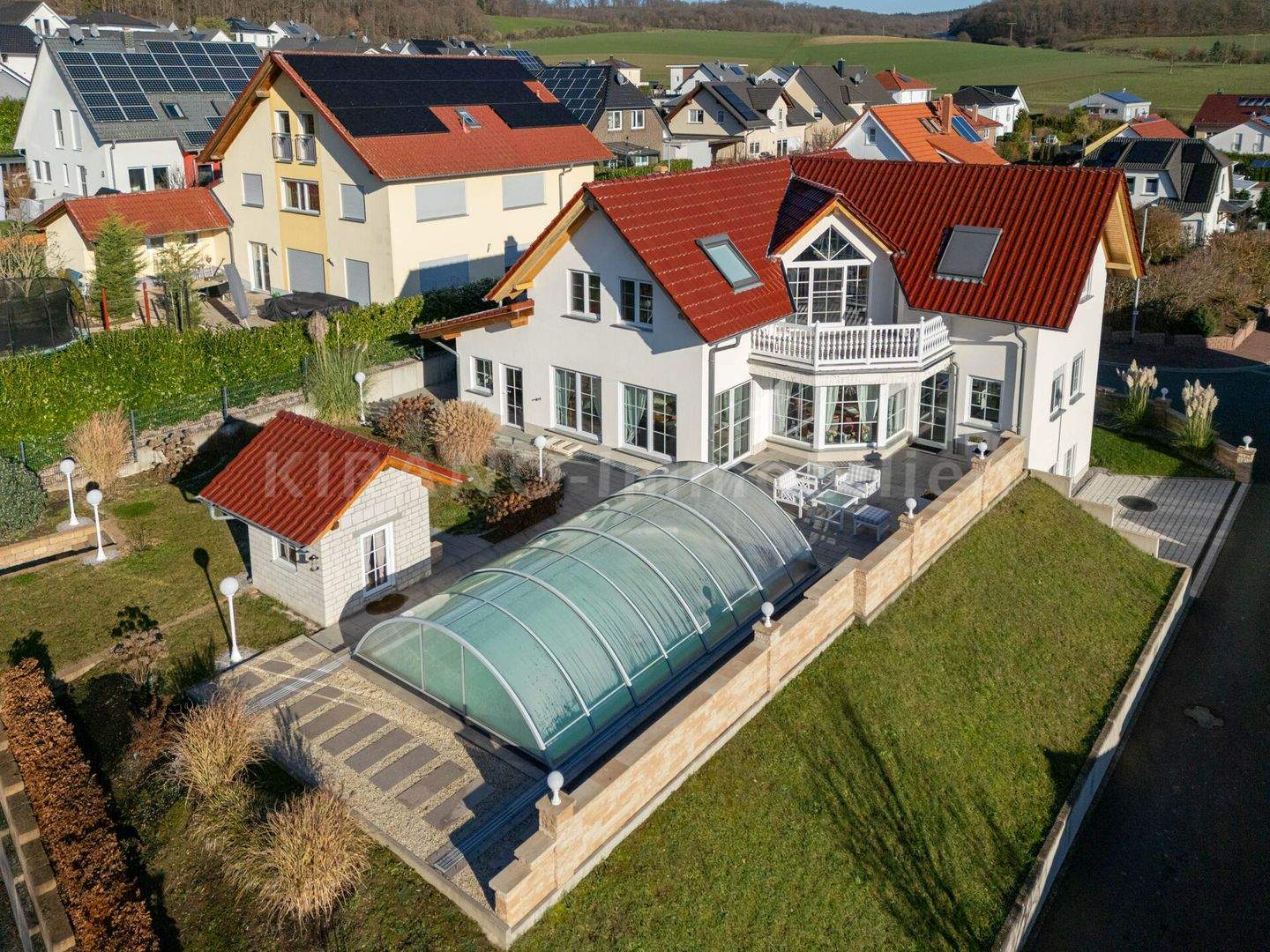Wohnen mit Weitblick: energieeffizientes Einfamilienhaus mit Pool & Südterrasse, 61279 Grävenwiesbach