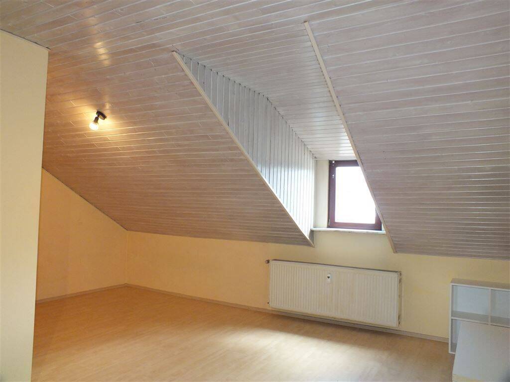 1 Zimmer Dachgeschosswohnung mit ca. 37m² Wohnfläche mit Küche und Bad., 64569 Nauheim