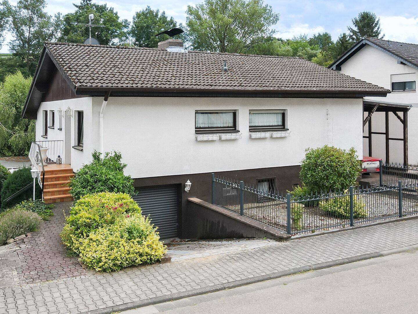 Naturnah wohnen mit viel Platz: Einfamilienhaus mit Einliegerwohnung, Wintergärten und großem Garten, 64401 Groß-Bieberau