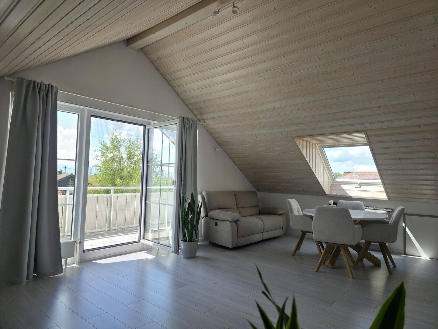„Lena“- moderne Dachgeschosswohnung in Probstried, 87463 Dietmannsried
