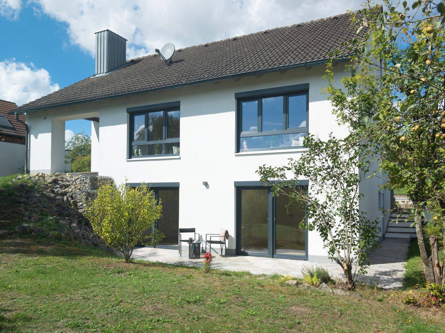 Einziehen & wohlfühlen: Aufwändig modernisiertes, bezugsfertiges Einfamilienhaus mit zwei Wohnebenen und großem Garten – provisionsfrei, 90599 Dietenhofen
