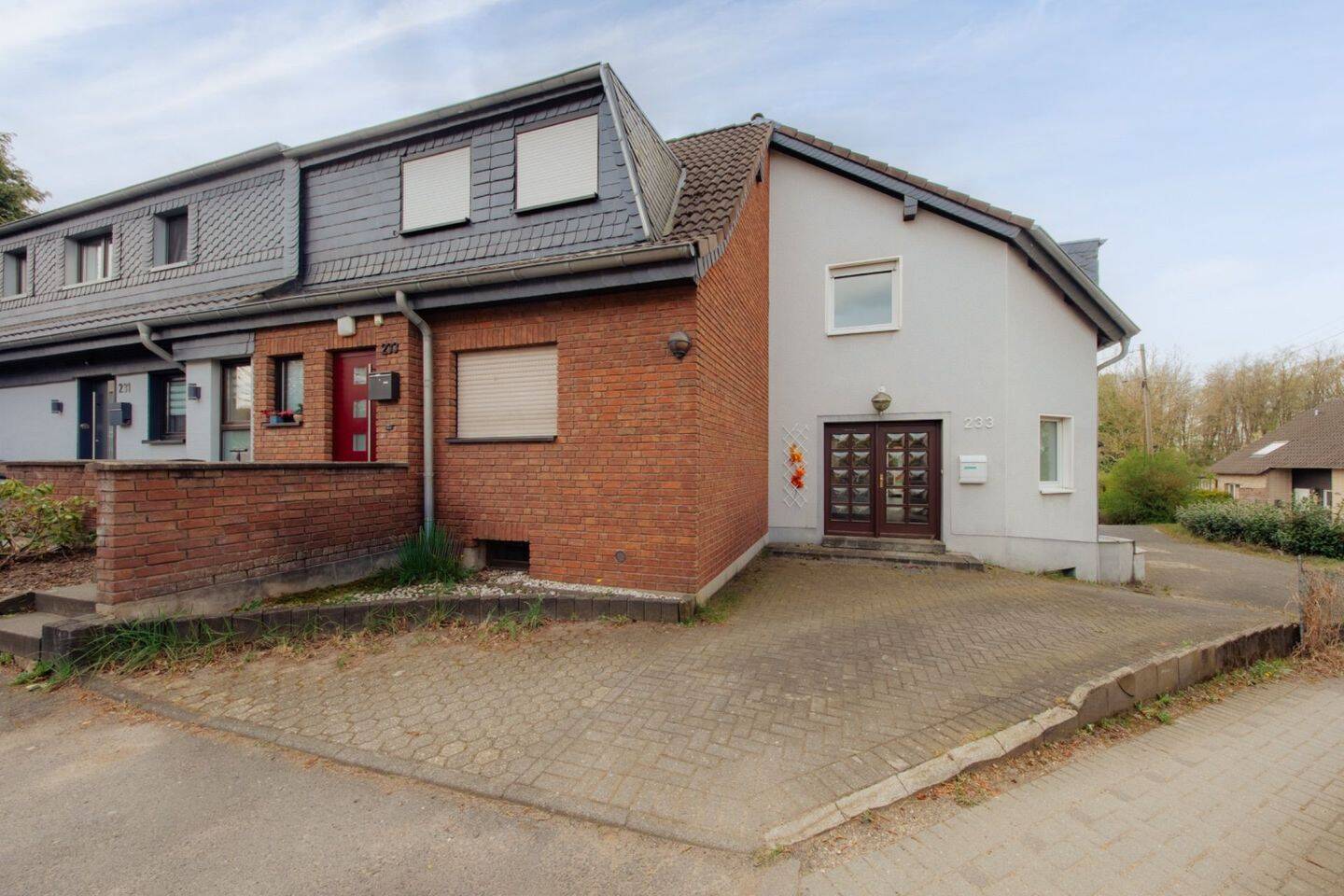 Charmantes, renovierungsbedürftiges Zweifamilienhaus mit großem Grundstück, 51465 Bergisch Gladbach