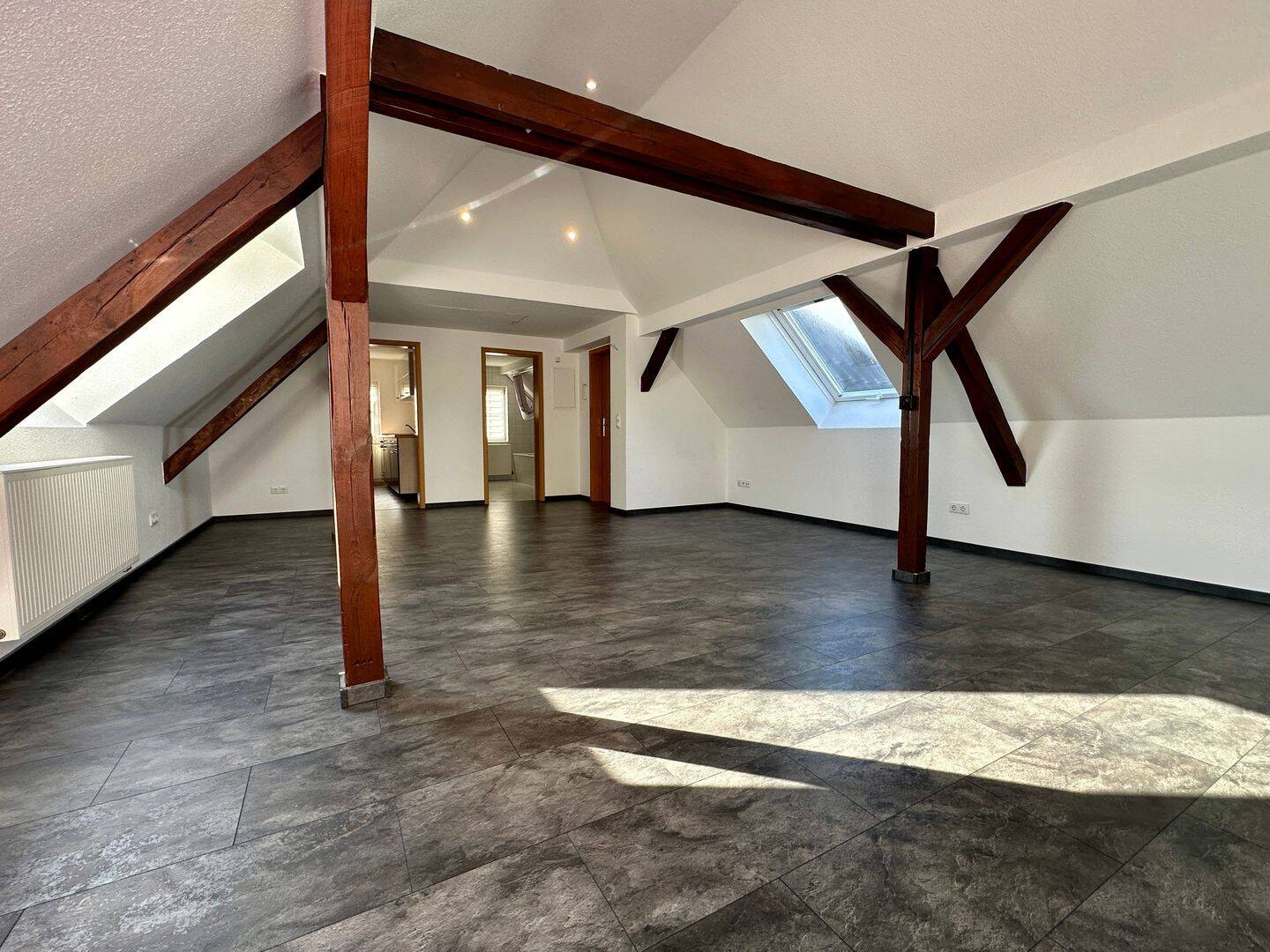 Helle 1-Raum-Dachgeschosswohnung mit EBK und Tageslichtbad, 6749 Bitterfeld-Wolfen