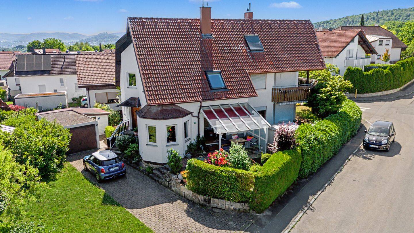 SCHICK MODERNISIERTE DHH – geringe Nebenkosten – mit Kachelofen und Möglichkeit für Einliegerwohnung, 72770 Reutlingen