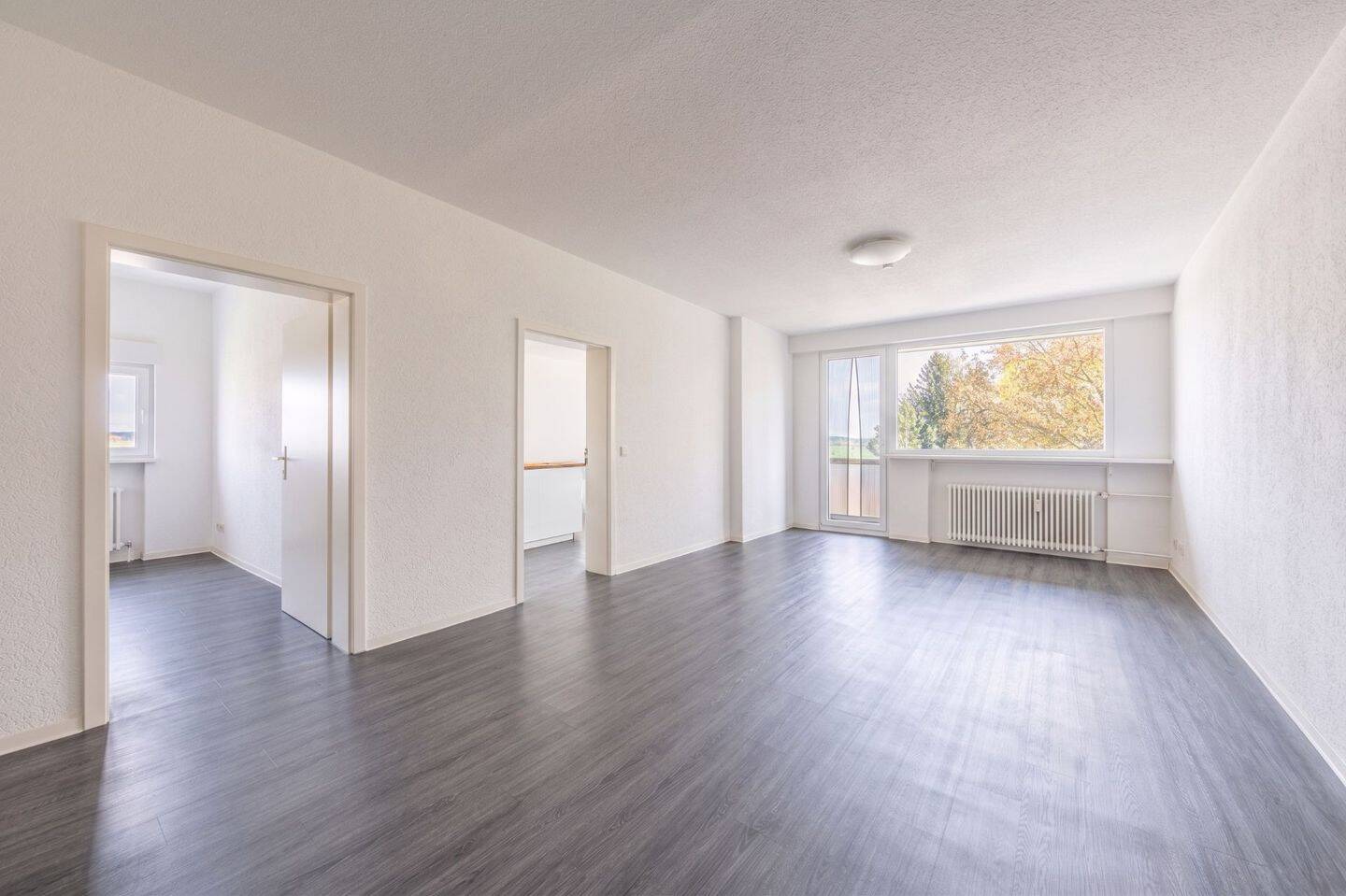 Viel Platz für Ihre Zukunft: Lichtdurchflutete 5-Zimmer-Wohnung mit zwei Loggien und eigener Garage, 44329 Dortmund