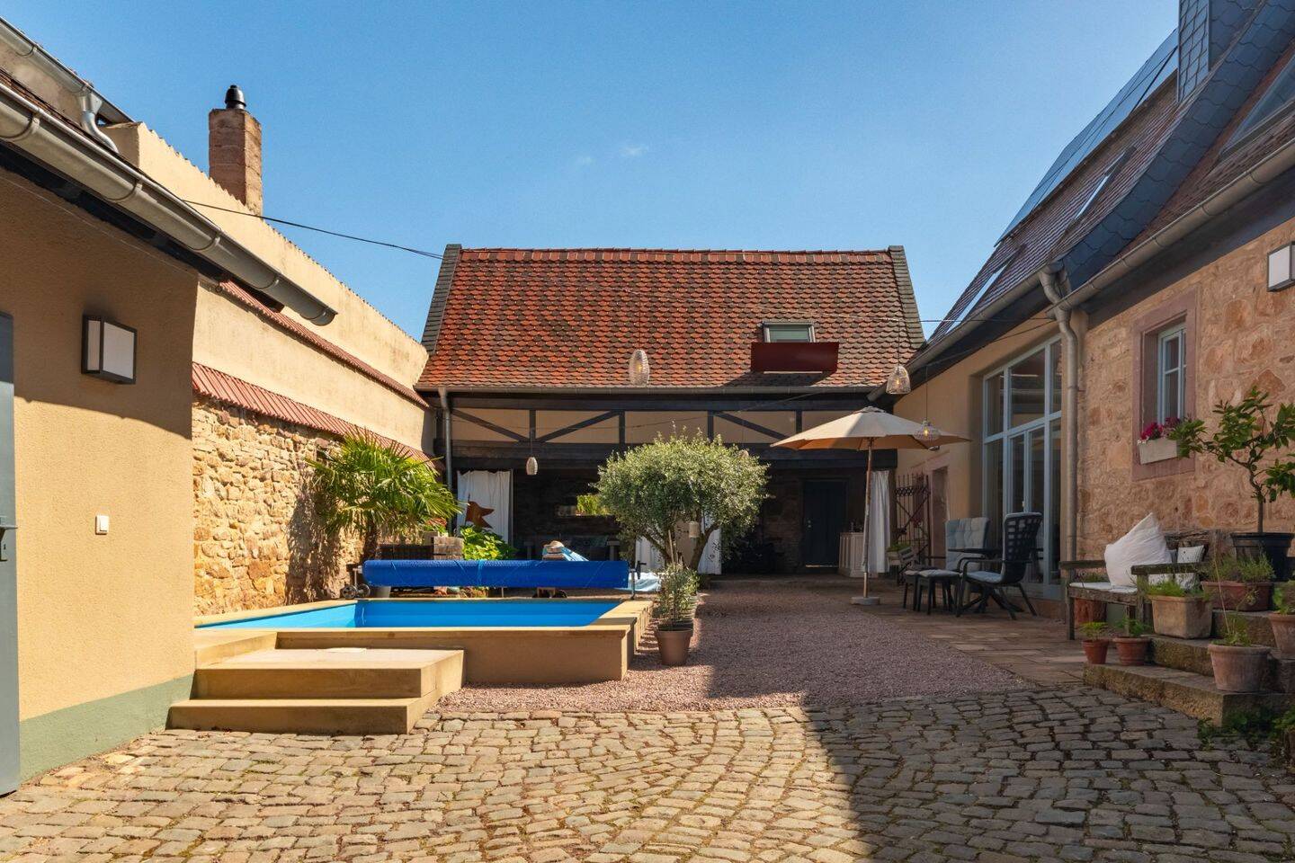 Charmantes ehemaliges Weingut mit mediterranem Innenhof, Pool, Sauna und moderner Technik, 67271 Kleinkarlbach