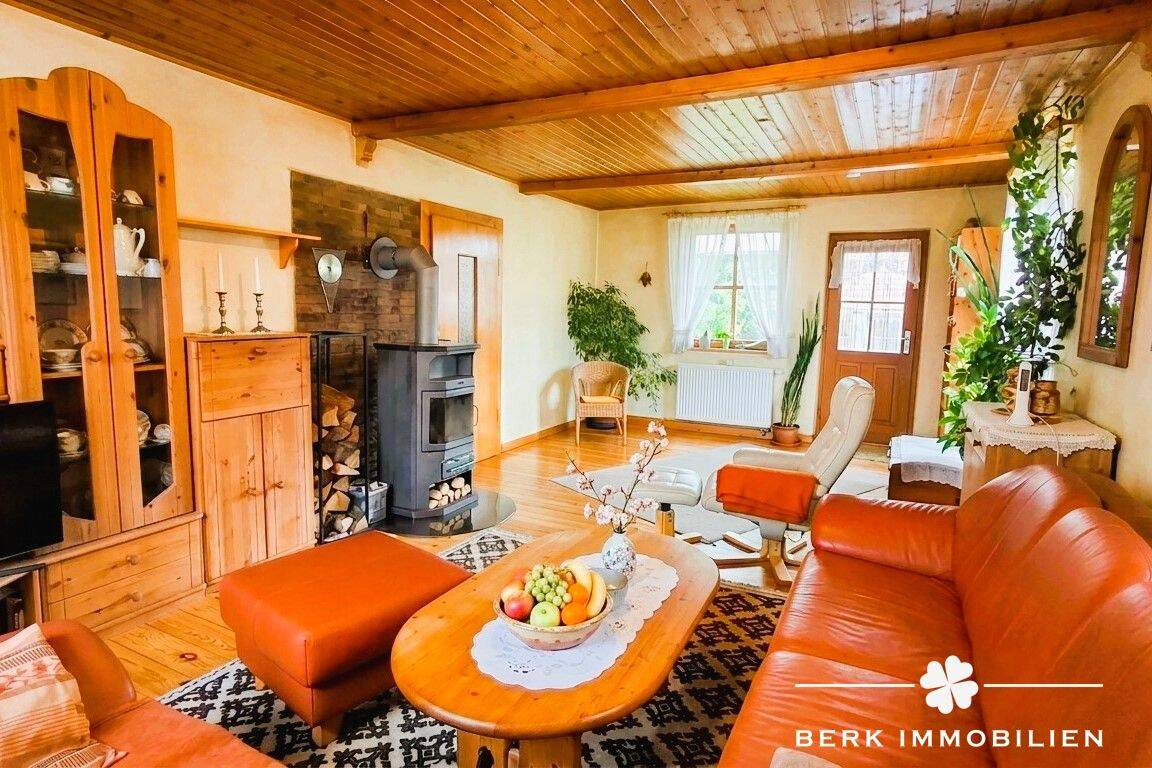 BERK Immobilien – Wohnen mit Urlaubsfeeling: Gemütliches Einfamilienhaus mit idyllischem Garten in Wörth am Main, 63939 Wörth a. Main