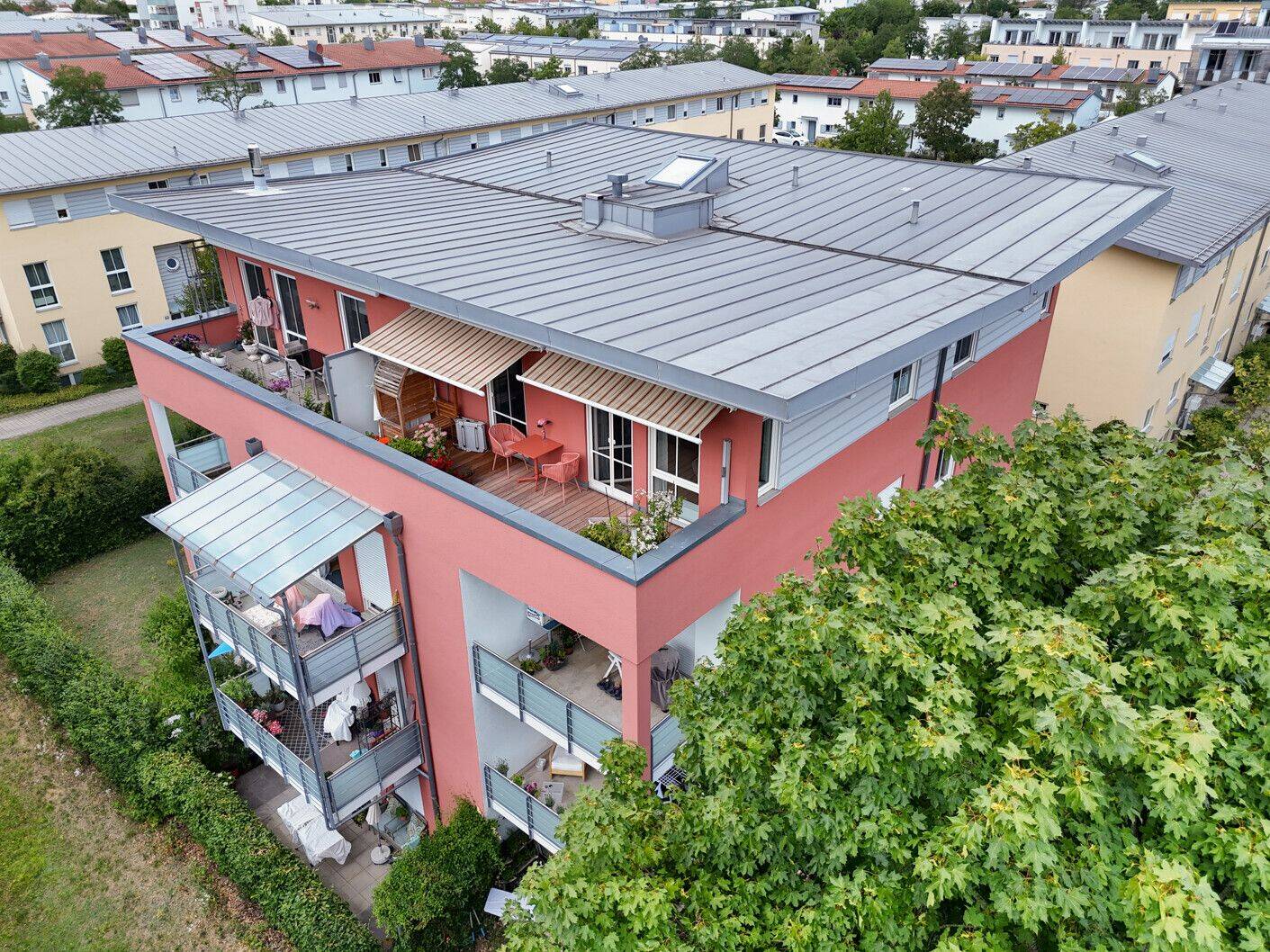 Die Dachterrasse ist der Lieblingsplatz – 3 Zimmer mit freiem Parkblick in Poing, 85586 Poing