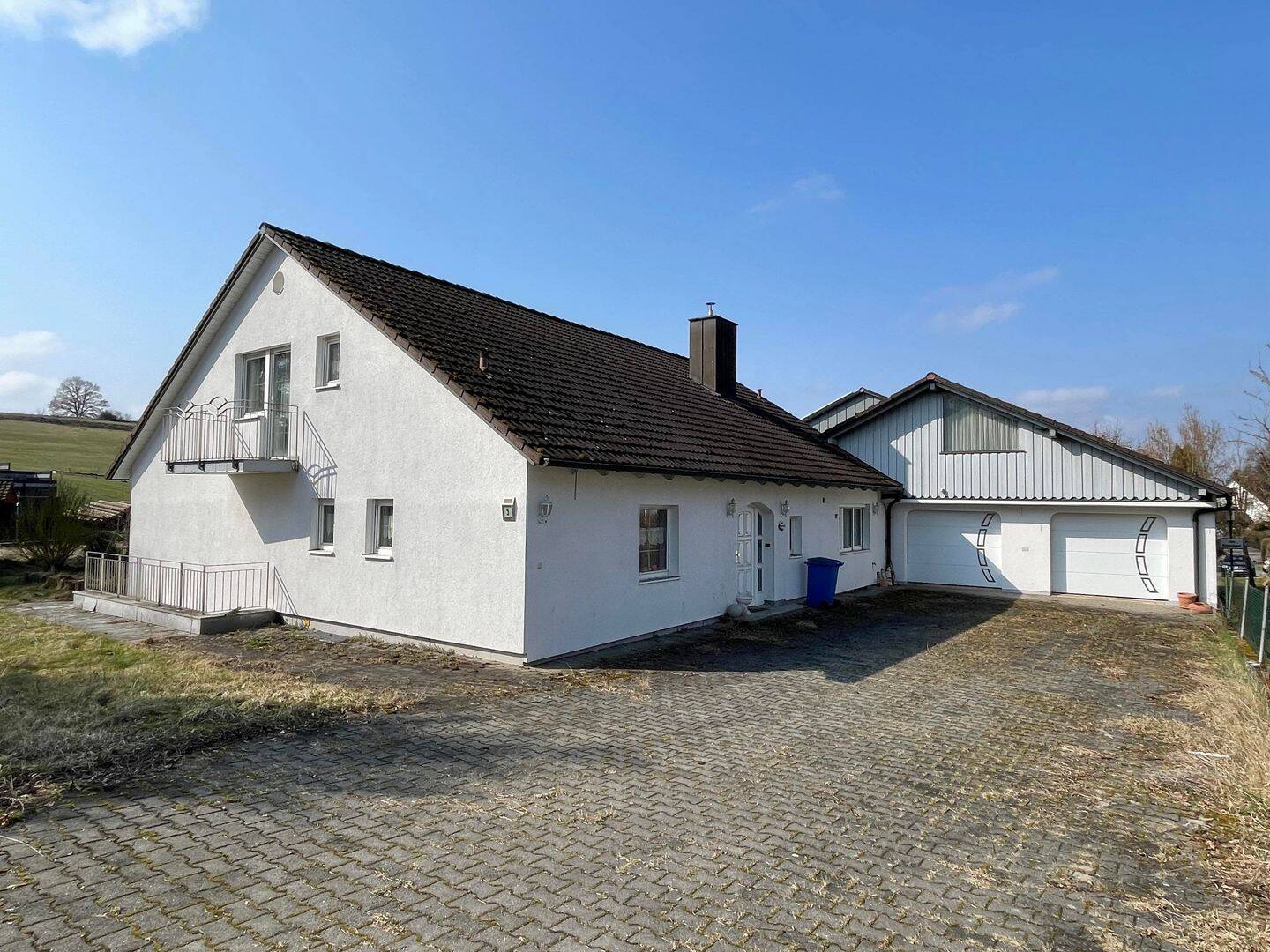 Großzügiges Wohnhaus mit zusätzlicher Bebauungsmöglichkeit auf großem Grundstück in Mainburg, 84048 Mainburg