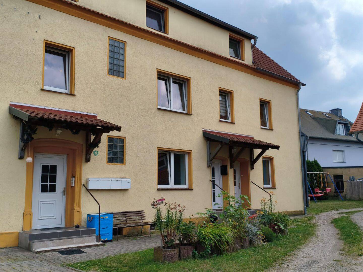 Geräumige 3-Raum-Wohnung mit Balkon, sep. Eingang und Gartenmitbenutzung, 4565 Regis-Breitingen