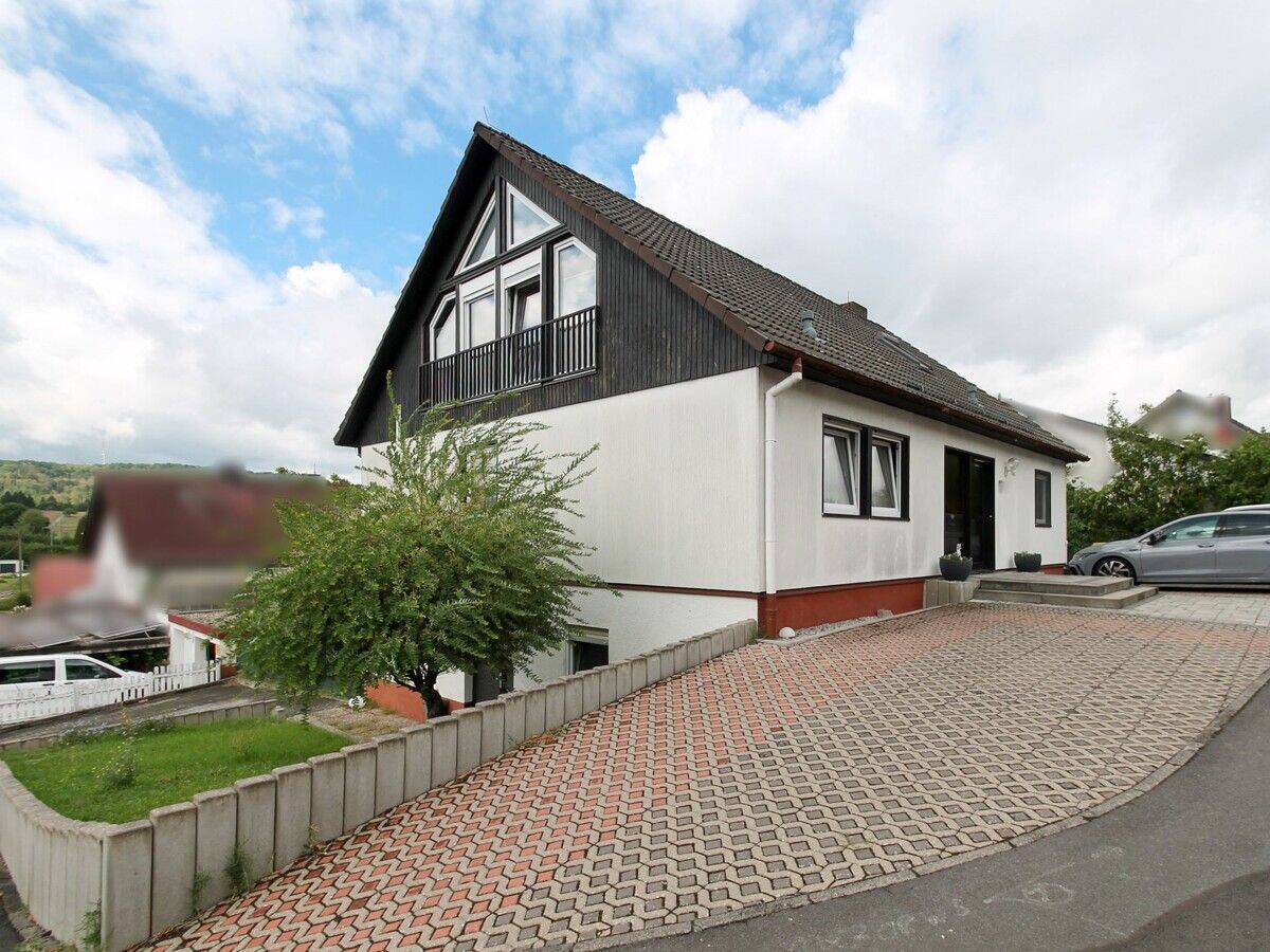 Großzügiges Einfamilienhaus mit Einliegerwohnung und modernisiertem Wohnkomfort in Hellstein, 63636 Brachttal