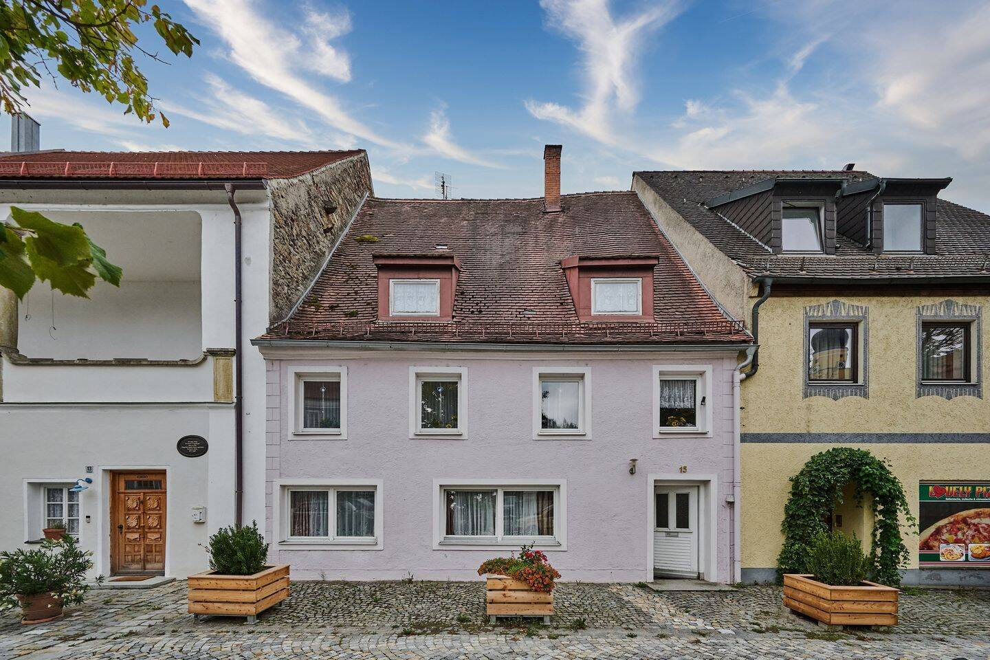 Ihr Projekt im Herzen von Schwarzach: Historisches Stadthaus mit Potenzial für 3 Einheiten, 94374 Schwarzach