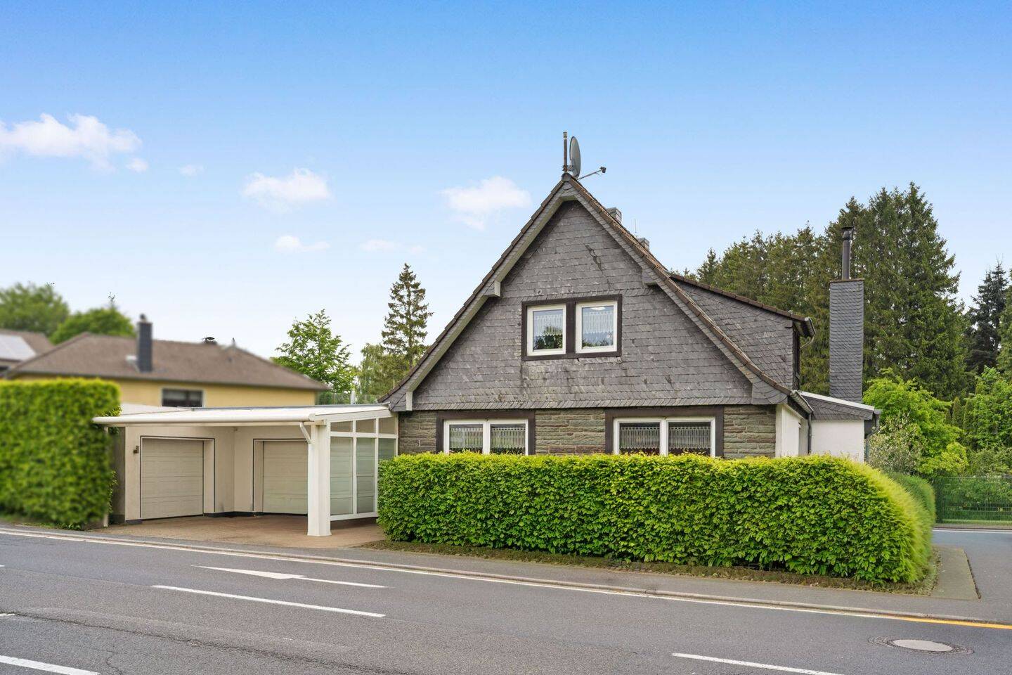 Freistehendes Einfamilienhaus mit Kamin, Sauna, Garten und zwei Garagen, 52152 Simmerath