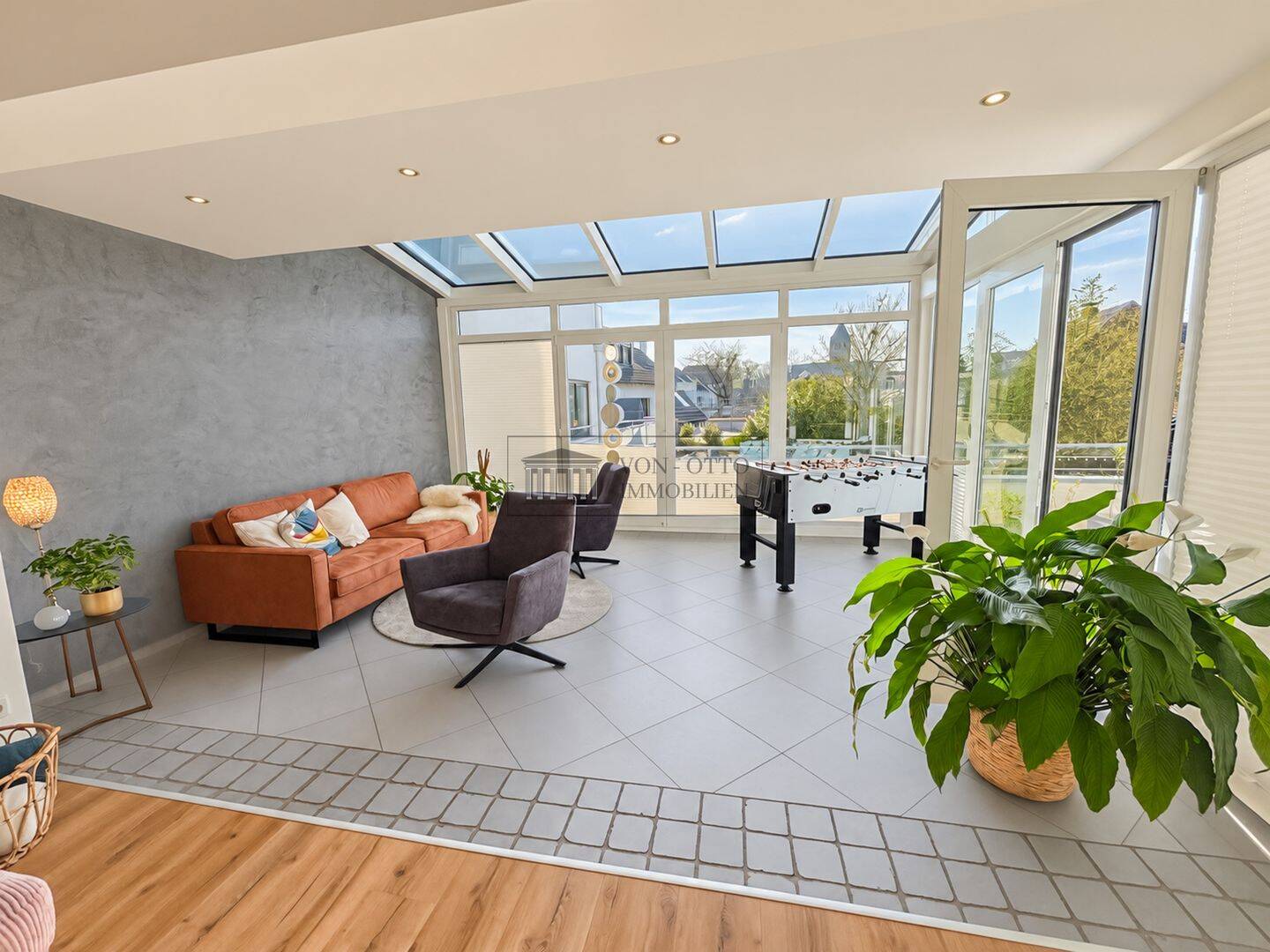 Außergewöhnliche Familienwohnung mit Dachterrasse, Wintergarten & privatem Spa, 50259 Pulheim