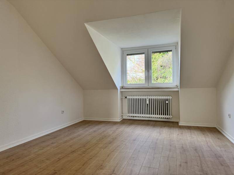 Moderne komplett sanierte 3RKDB DG-Wohnung, nur noch durchwischen und einziehen!, 45329 Essen (Altenessen-Nord Karnap Vogelheim)
