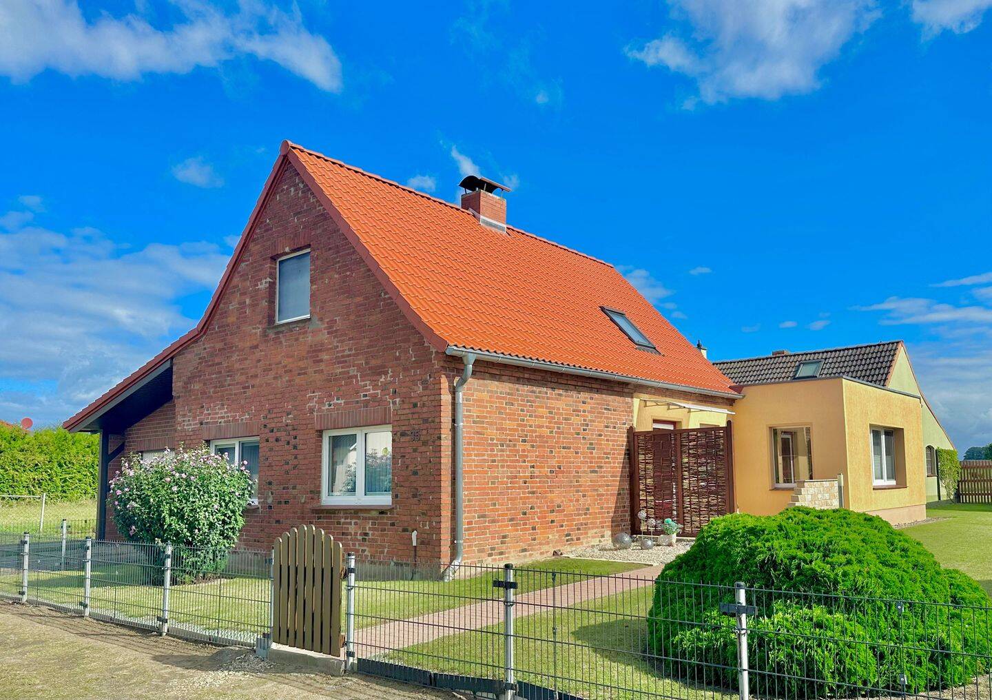 „Landleben mit Herz – gepflegtes Dorfhaus mit großem Garten und vielseitigem Nebengebäude“, 23974 Blowatz