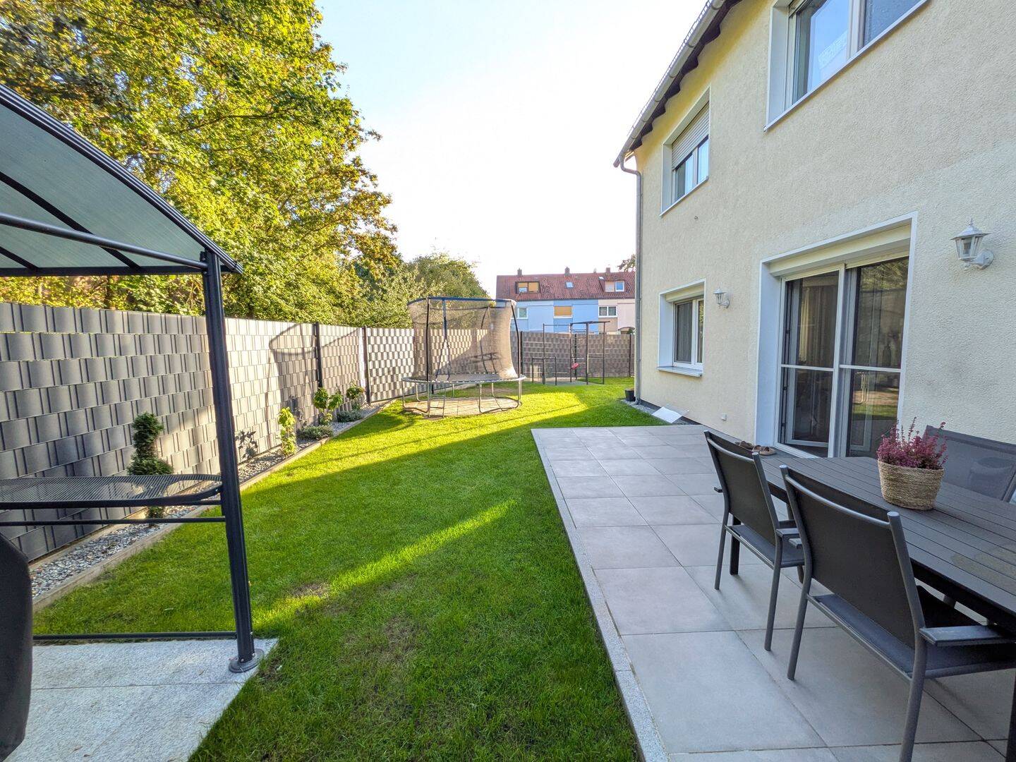 Exklusive & kernsanierte 4-Zimmer-Wohnung mit großer Terrasse, einem Garten & zwei Stellplätzen, 90411 Nürnberg