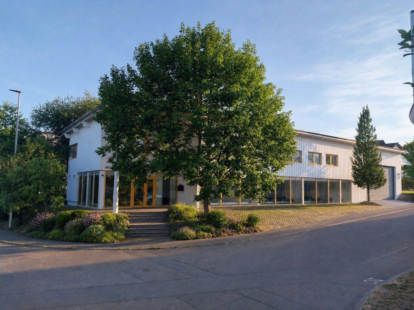 Wohnen & Arbeiten unter einem Dach – 479 m², 2 Wohnungen, Büros + Halle und Garten, 71549 Auenwald