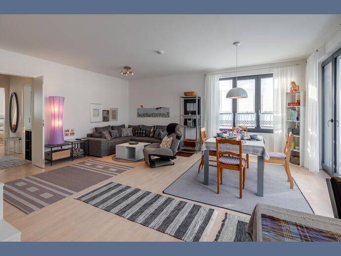 Möbliert: Großzügige 2-Zimmer Wohnung mit Einzelstellplatz, 81925 München (Bogenhausen)