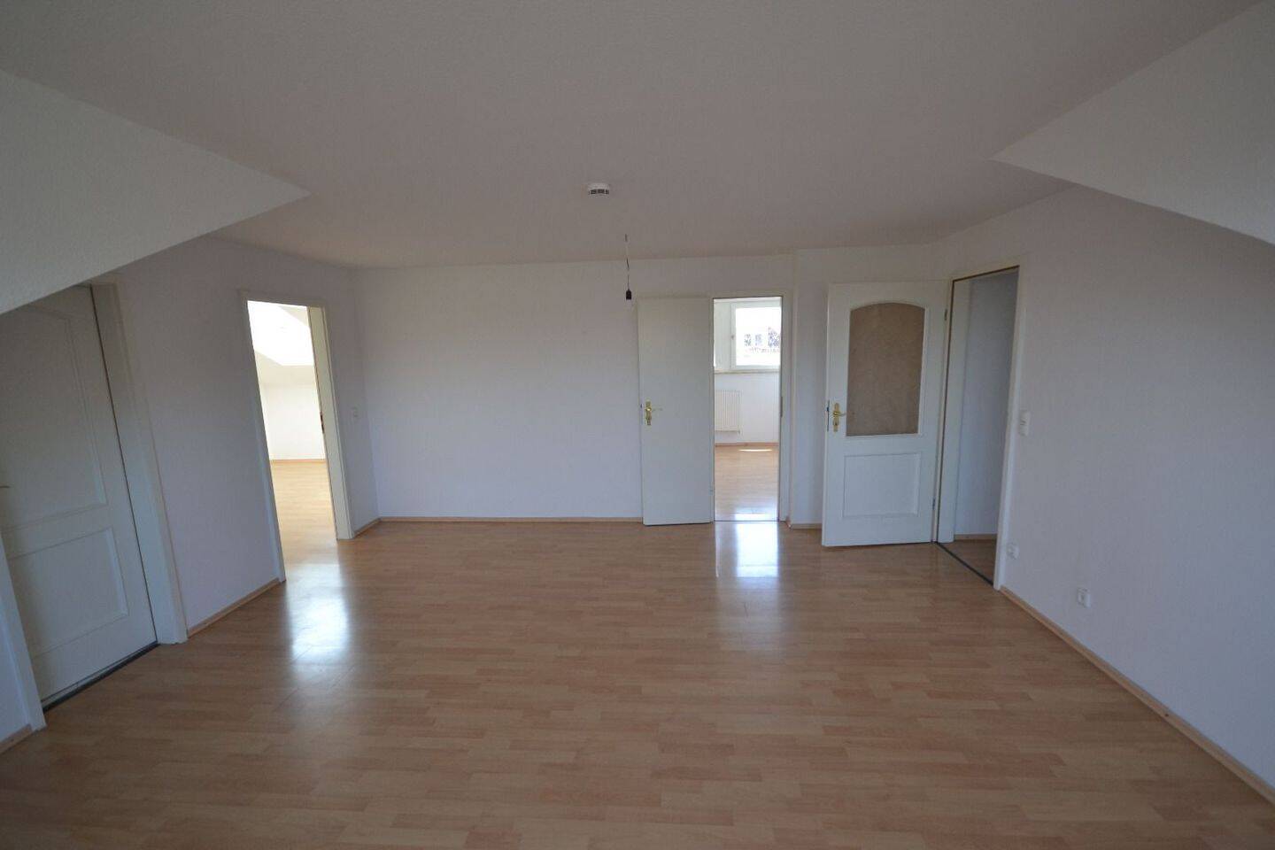 Hoch hinaus: 3-Zimmer-Wohnung im 4. Stock mit Einbauküche, 81737 München (Ramersdorf-Perlach)