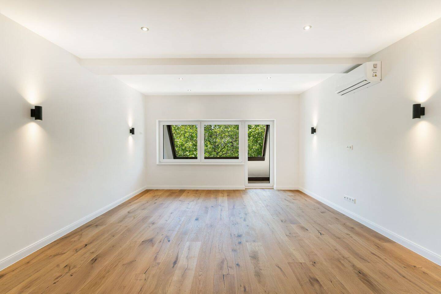 Über den Dächern von Düsseltal: Exklusives DG-Refugium mit Balkon-Duo & modernster Ausstattung, 40237 Düsseldorf (Düsseltal Flingern Nord Mörsenbroich)