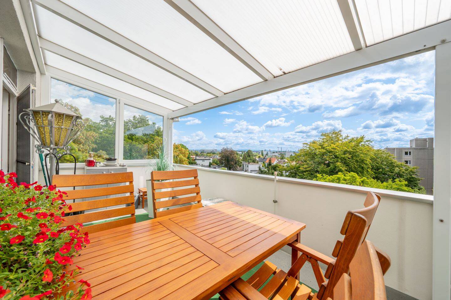 Ruhiges Wohnen am Atzelberg Nähe Huthpark – Schöne 3-Zimmer-DG-ETW mit Balkon in Frankfurt-Seckbach, 60389 Frankfurt am Main (Bergen-Enkheim Bornheim Nordend-Ost Nordend-West Seckbach)
