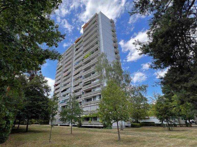Gepflegte 3-Zi. ETW mit großem Balkon und traumhafter Aussicht Nbg.-Langwasser / Wohnung kaufen, 90471 Nürnberg (Dutzendteich Langwasser Neuselsbrunn Stadion Zollhaus)