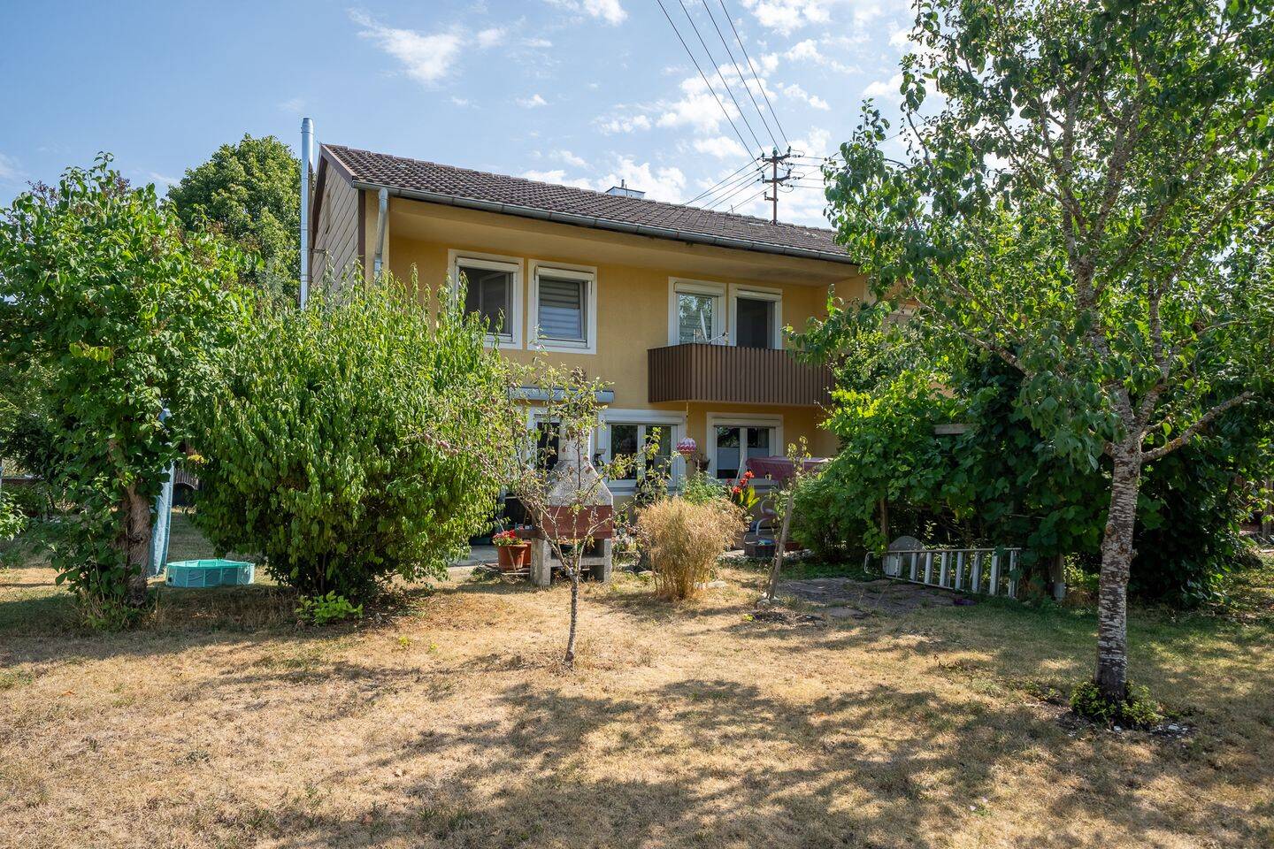 Zwei Vollgeschosse, drei Schlafzimmer, Garten: Familienhaus mit überraschend viel Raum, 78604 Rietheim-Weilheim