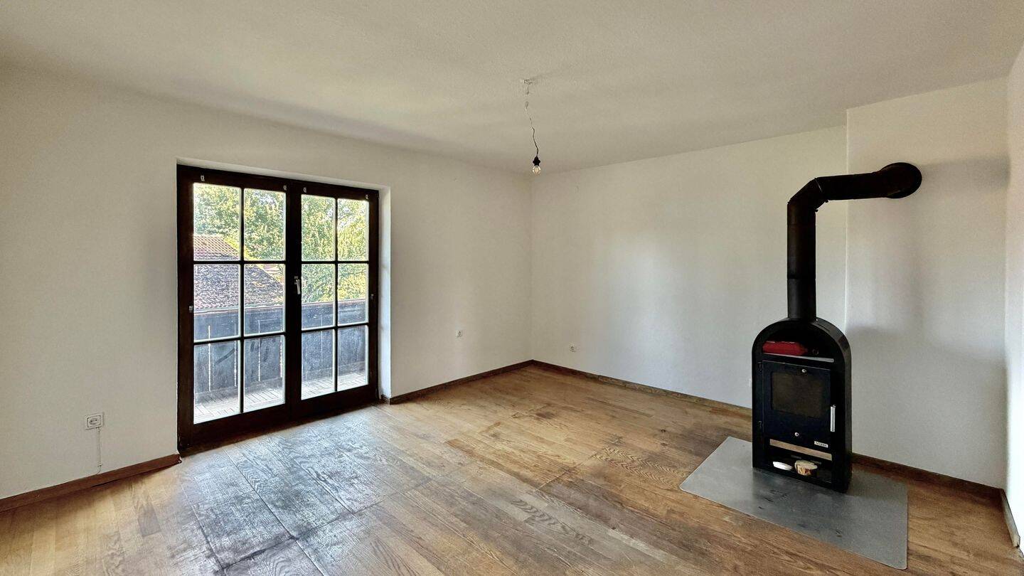 104 m² mit Gestaltungsspielraum – 4-Zimmer-Wohnung zur Renovierung, 83064 Raubling