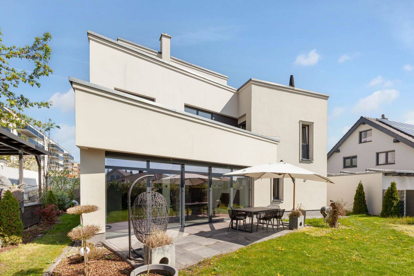 Penthouse-Gefühl im eigenen Haus – moderne Designvilla mit Dachterrassen und Wärmepumpe, 13053 Berlin (Lichtenberg Hohenschönhausen)
