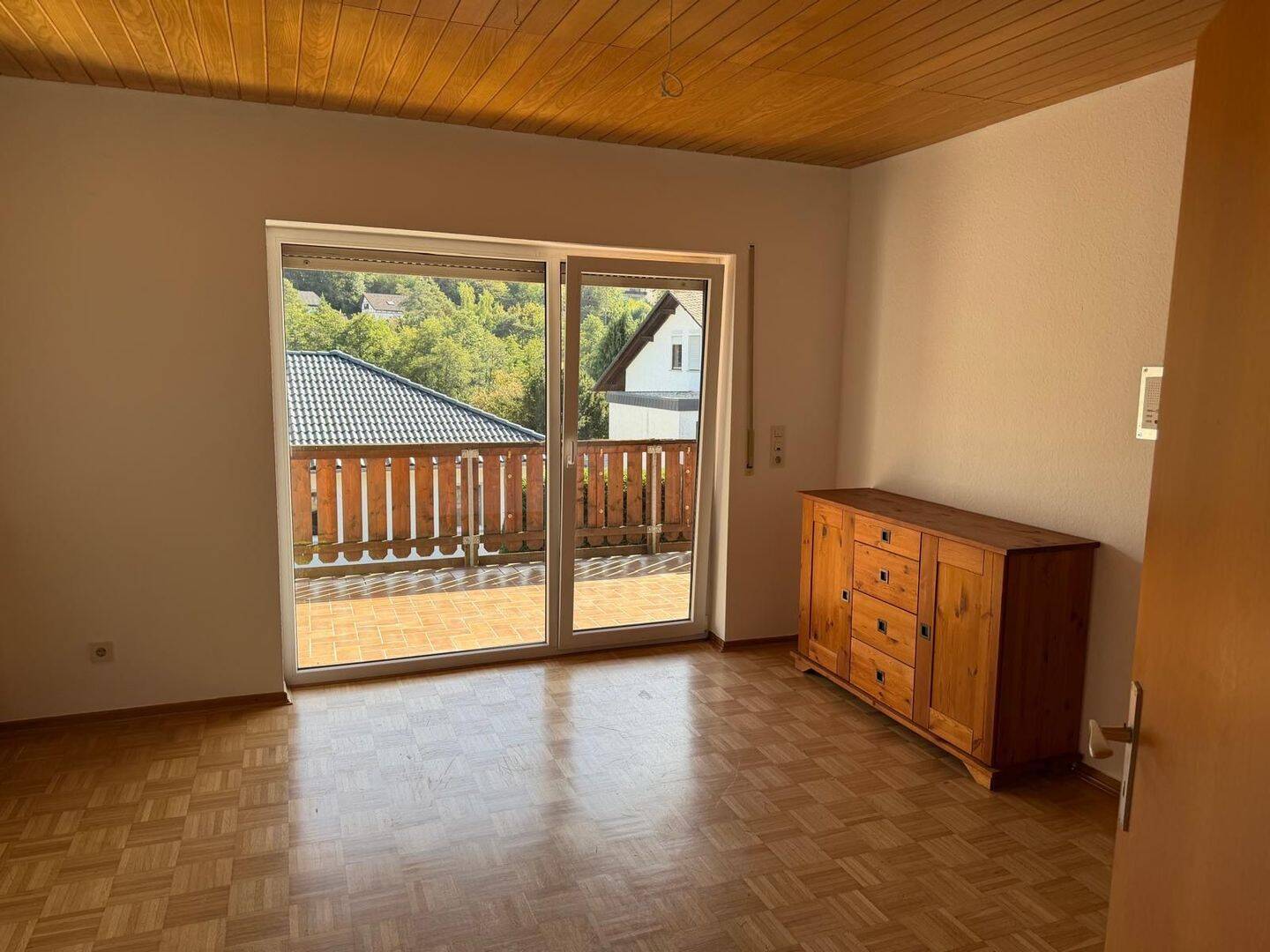 Großzügige 5-Zimmer-Wohnung mit Balkon, Garage & guter Infrastruktur in Herborn-Seelbach, 35745 Herborn