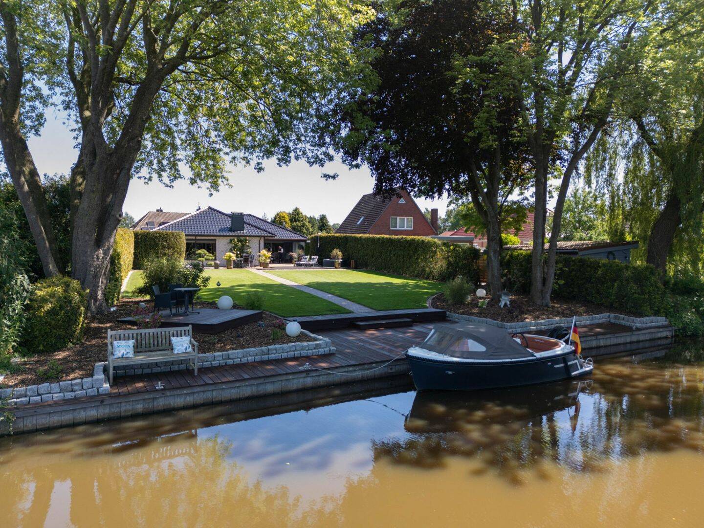 Wohnen am Wasser: Exklusiver Bungalow in traumhafter Lage, 26759 Hinte