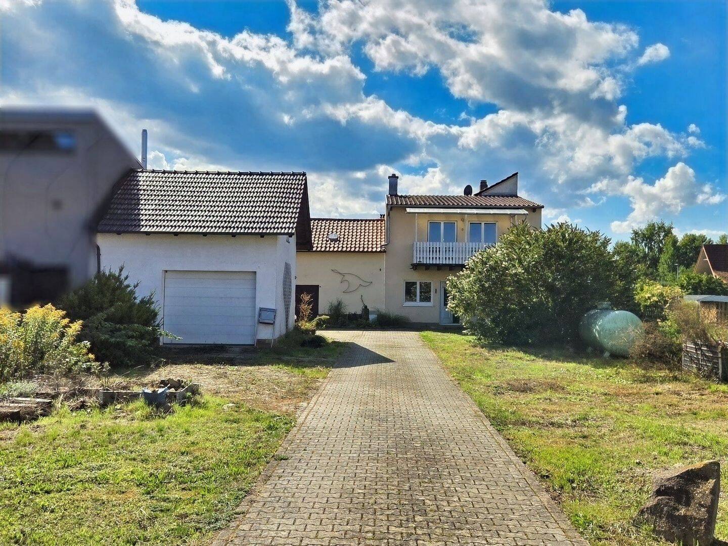 Charmantes Wohnhaus mit großem Garten, Garage und Nebengebäuden in Sand am Main, 97522 Sand a. Main