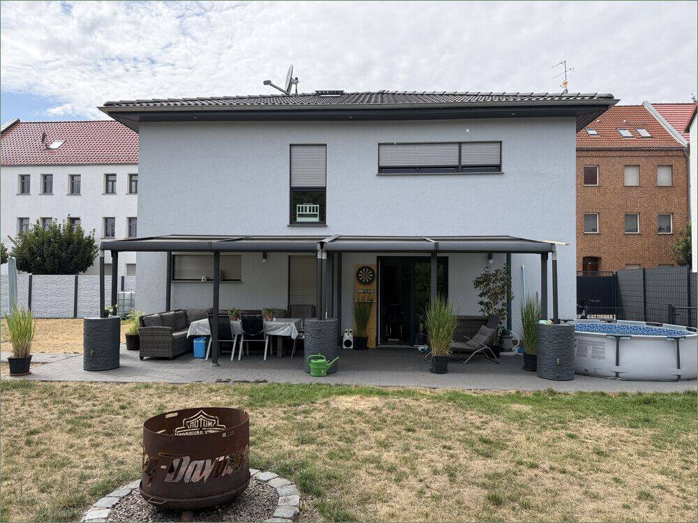 Modernes Einfamilienhaus mit großem Privatgarten auf 1.486 m² Grundstück in Staßfurt, 39418 Staßfurt