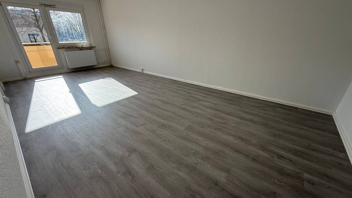 Raumwunder im 5.OG mit Lift + großen Südbalkon – Viel Platz für ALLE!!, 9119 Chemnitz (Helbersdorf Kapellenberg Kappel Zentrum)