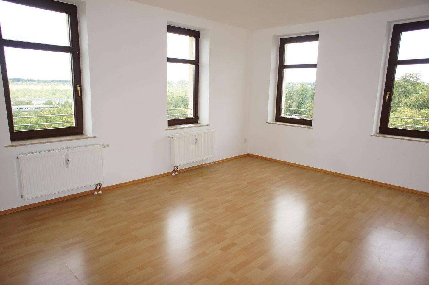 Frei ab 1.1.26 ! TOP DG-Whg. mit tollem Ausblick + Laminat !!!!, 9131 Chemnitz (Ebersdorf Hilbersdorf)